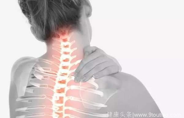 骨科专家：你的颈椎病恐怕是自找的！5个动作拯救“僵硬脖”