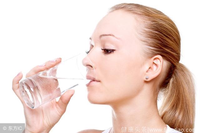 你喝对水了吗？不渴≠身体不缺水，7大症状提示你：水没喝够！