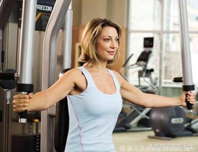 2个训练动作，就可以强化你的胸肌中缝，练出饱满胸肌