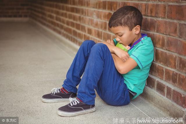 孩子性格懦弱、自卑，为啥鼓励不管事？因为他们父母经常做这件事