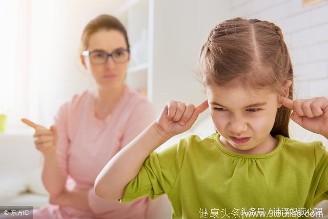 孩子性格懦弱、自卑，为啥鼓励不管事？因为他们父母经常做这件事