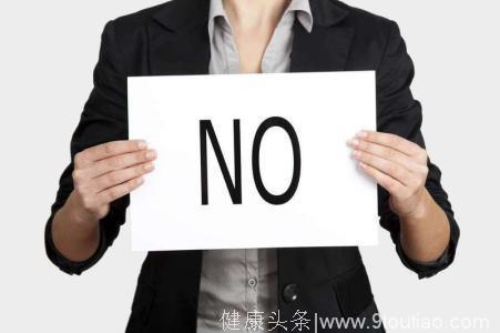 心理学家：当身边的人对你做这3件事，说明他正在骗取你的信任