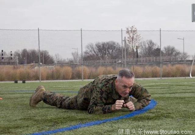 四星上将也要参加武装泅渡考核？这老头应该没有脂肪肝和高血压