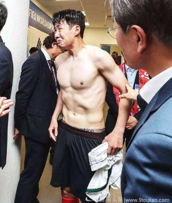 台湾主持人讽刺国足运动员腹肌“九九归一”，一亿年薪没腹肌？