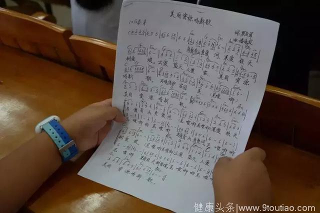 合唱课上，广西资源县少儿合唱团学会了“口腔保持有一个音箱”