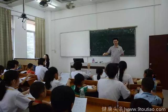 合唱课上，广西资源县少儿合唱团学会了“口腔保持有一个音箱”