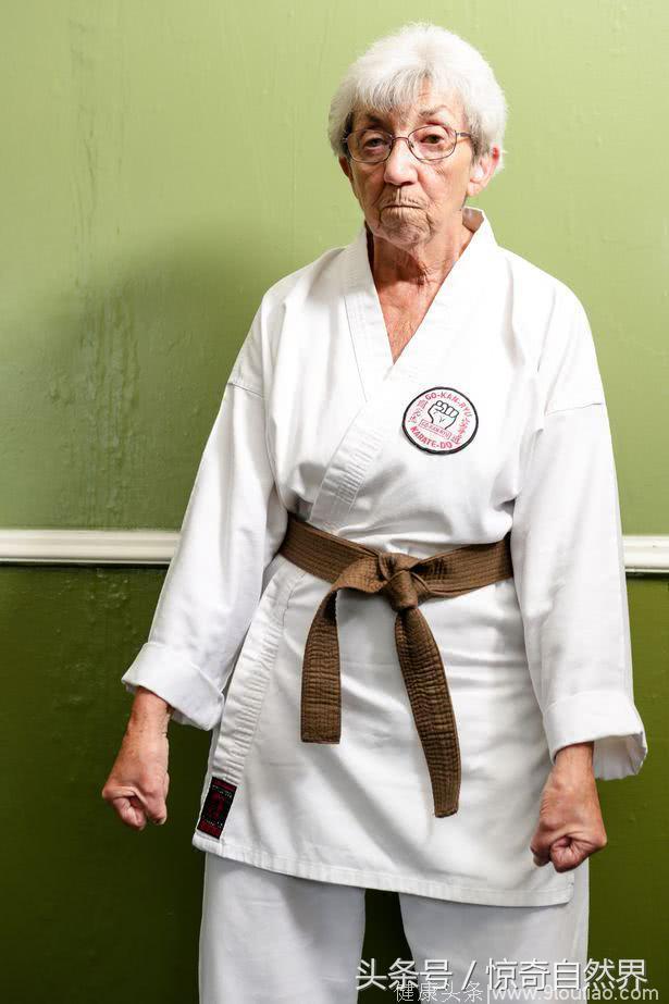 强悍！75岁老太爱上空手道，患关节炎也坚持训练，目标是成为黑带