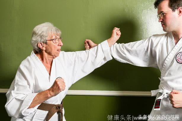 强悍！75岁老太爱上空手道，患关节炎也坚持训练，目标是成为黑带
