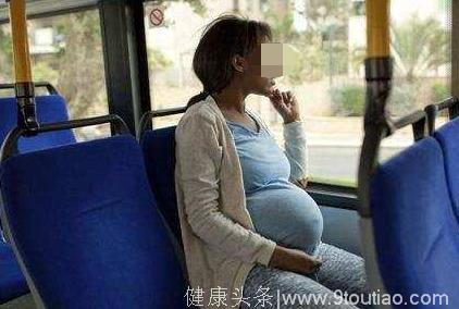 孕妇公交车上摔倒，不得已引产六个月婴儿，胎儿出来紧握母亲的手