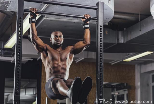 要想在健身房里面较好的练腹肌，这2大训练动作来帮你