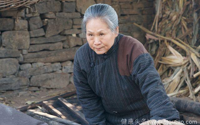 她是国内知名女配，《药神》中的白血病老太太，演技被观众称赞