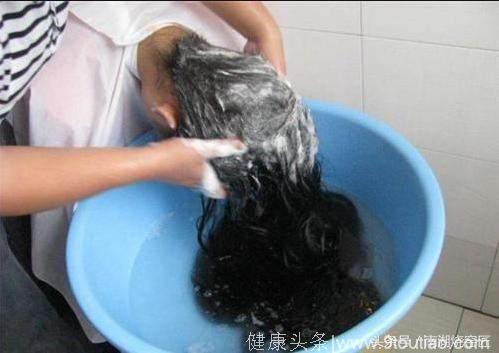 洗头时大把掉头发，用不起眼的厨房便宜食材洗头，头发黑亮又浓密