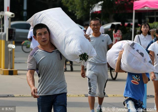 肩周炎睡前这样按10分钟，通经活络还镇痛，现在知道还不晚