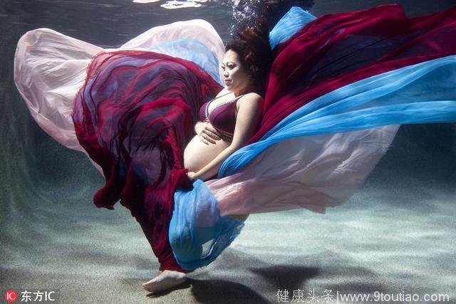 摄影师为怀孕9月准妈妈拍水下孕照 唯美动人