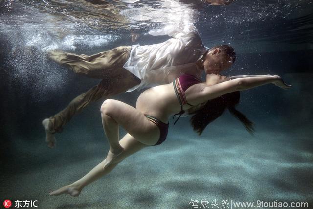 摄影师为怀孕9月准妈妈拍水下孕照 唯美动人