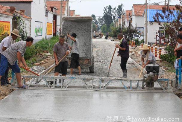 大雨中司机搭上一位怀孕女乘客，乘客落下一把伞竟救了司机一命！