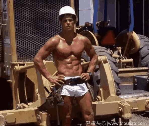 肌肉男放弃健身 去工地当搬砖工，30天后肌肉会变成什么样？