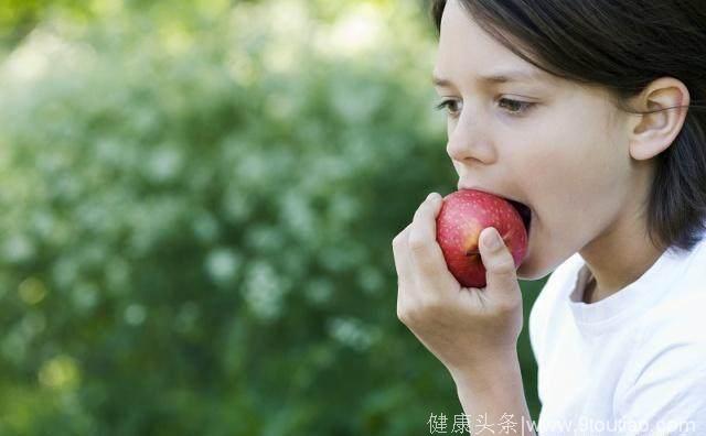 怀孕期间婆婆天天逼着吃苹果，孩子出生后，邻居：是亲生的吗？