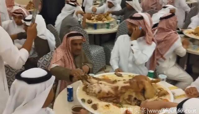 迪拜富豪聚会吃什么？全世界最“霸气”的食物，网友：大开眼界