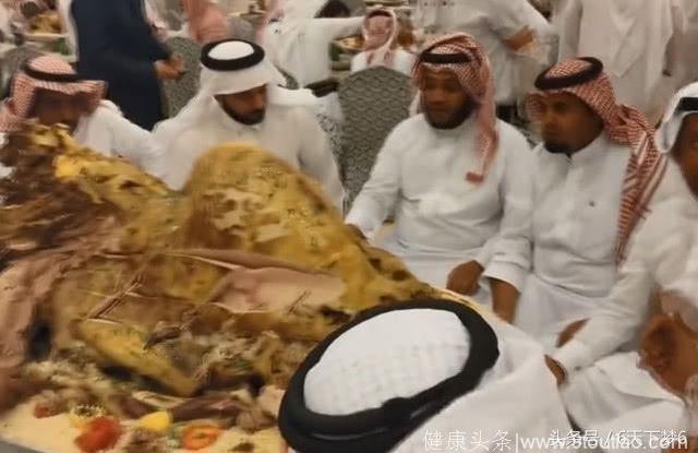迪拜富豪聚会吃什么？全世界最“霸气”的食物，网友：大开眼界
