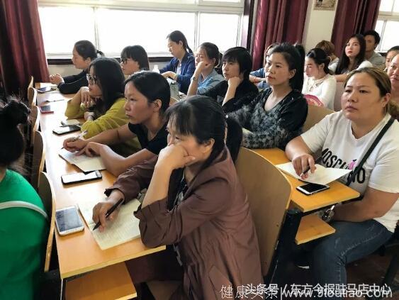 做文明家长养育身心健康孩子驻市第十二小学举行家庭教育活动讲座