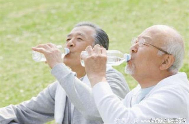 冠心病人喝水有讲究，做好这几点，减少发病率，身体健康长寿