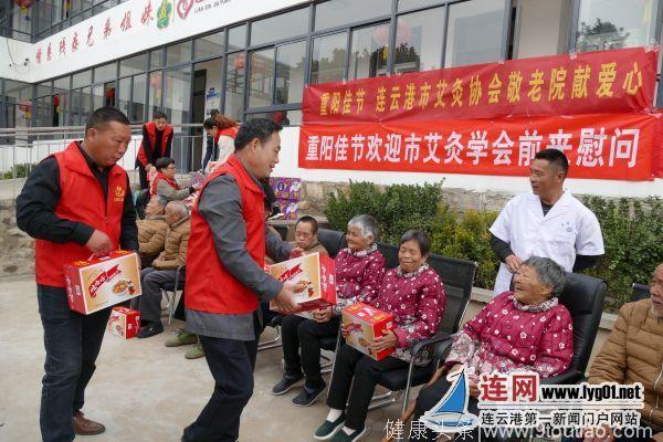 市艾灸协会志愿者重阳节为老人送养生
