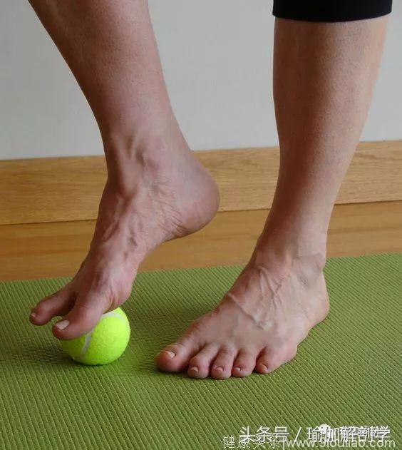瑜伽初学者前屈抓不到脚，这2个方法超级有效！
