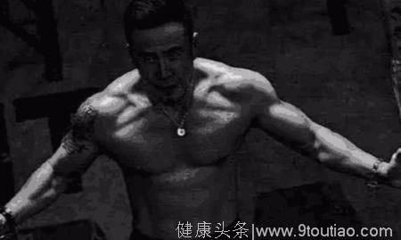 46岁杨坤近照，一身肌肉容颜大变，这身材怕是甄子丹也会有压力