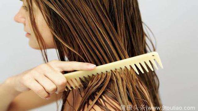 洗头时，护发素和洗发水这样用，头发柔顺像“发模”