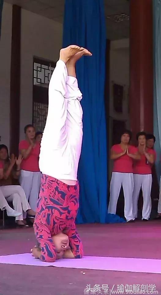 76岁的瑜伽奶奶练习瑜伽10年，自愈疾病，开办四个瑜伽班！