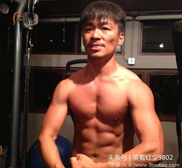 《真正男子汉》秀上半身肌肉照，王宝强八块腹肌，而他全身都是肉