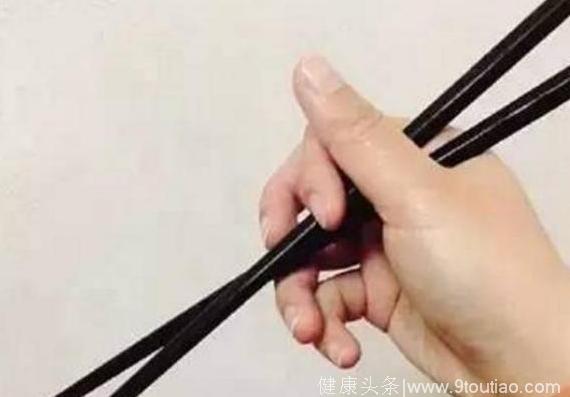 心理学：吃饭你是怎样拿筷子的？测测你这辈子是什么命运！