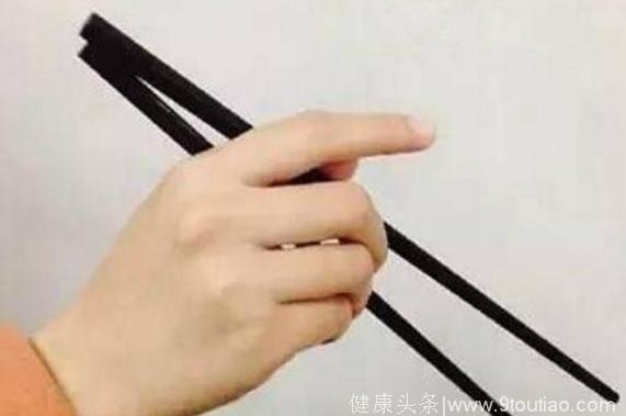 心理学：吃饭你是怎样拿筷子的？测测你这辈子是什么命运！