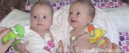 2个月大的双胞胎姐妹，同时患同种癌症竟又同时康复