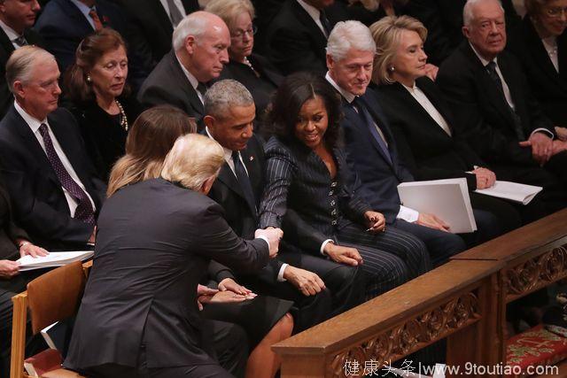 老布什国葬：小布什笑泪交织哽咽与父告别 四任总统微妙互动