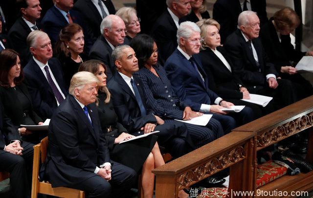 老布什国葬：小布什笑泪交织哽咽与父告别 四任总统微妙互动