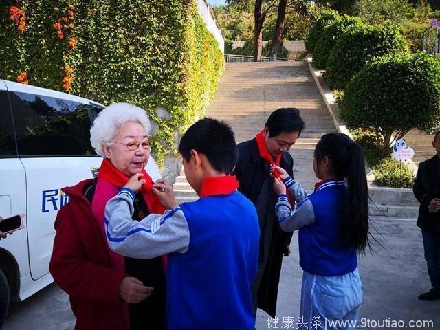 她九十岁仍然坚持在拍戏，本可安享天年而亲人接连癌症离开！