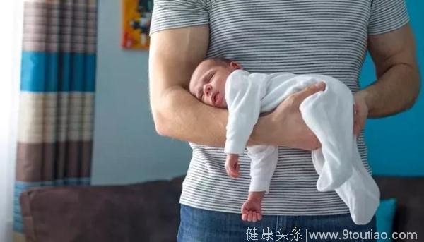 抱娃姿势不当，可能会伤害宝宝颈椎，看看正确的抱法是怎样的