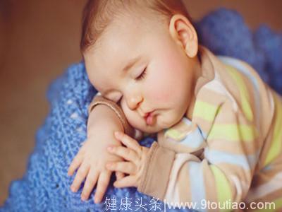 冬天宝宝感冒大部分是晚上引起的，晚上宝宝别这么睡，很容易生病