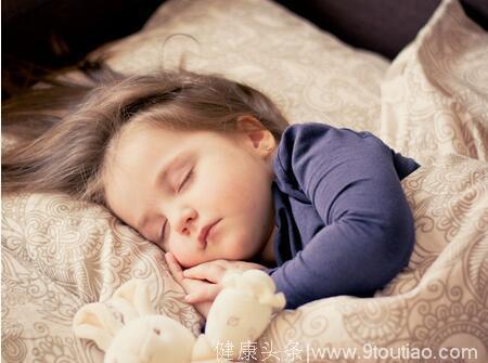 冬天宝宝感冒大部分是晚上引起的，晚上宝宝别这么睡，很容易生病
