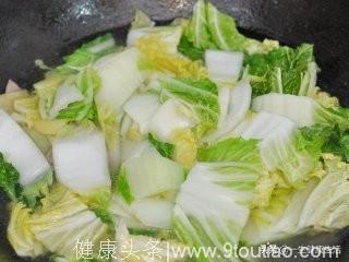 冬季家常菜谱，白菜火腿粉丝汤，吃了全身暖暖的