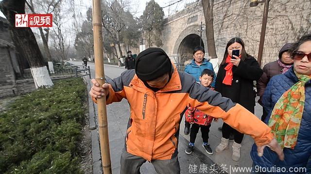 环卫工先天口腔畸形 苦练数年成口技达人