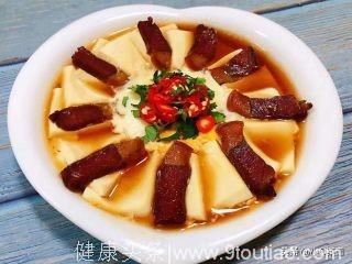 春节食谱，腊肉蒸豆腐卧蛋，一道适合冬季的腊肉菜谱