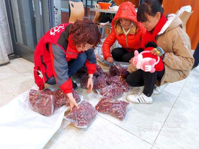 为筹钱救患白血病弟弟，济宁12岁女孩寒风中街头卖枣