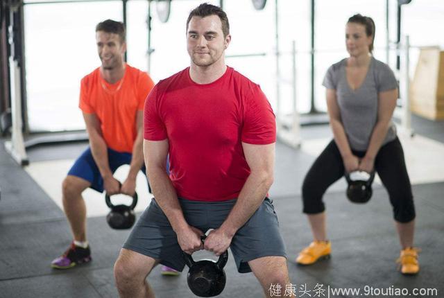 经常练深蹲的人和每天100个俯卧撑相比，谁的肌肉更强？