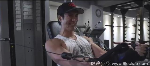 王力宏健身1年效果明显，腹肌清晰手臂强壮，身材不输健身教练