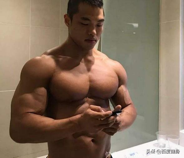 健身多年的肌肉男断开训练后，其肌肉与之前相比差距有多大？