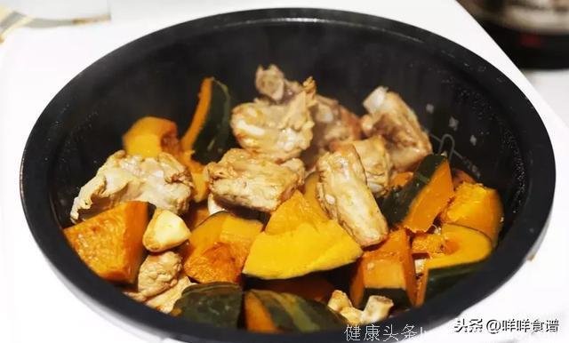 这个冬天里，最喜欢的排骨做法——电饭煲南瓜排骨饭