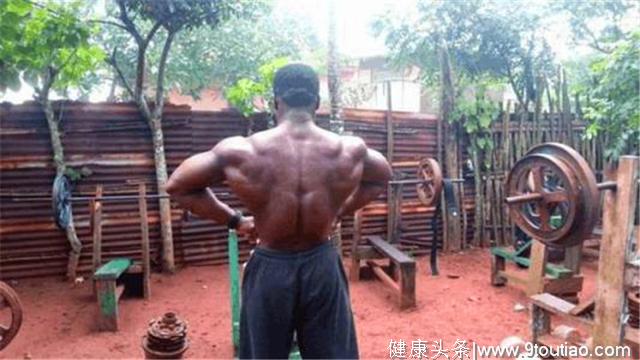 非洲的肌肉村爆红网络，他们练肌肉的原因，让人心酸